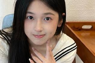 风之领域艺术图库：黑丝制服写真赋予经典服饰全新生命.txt