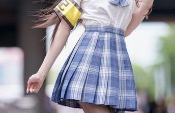 香草喵露露的白裙写真，邀你观看她在阳光下的迷人瞬间.txt