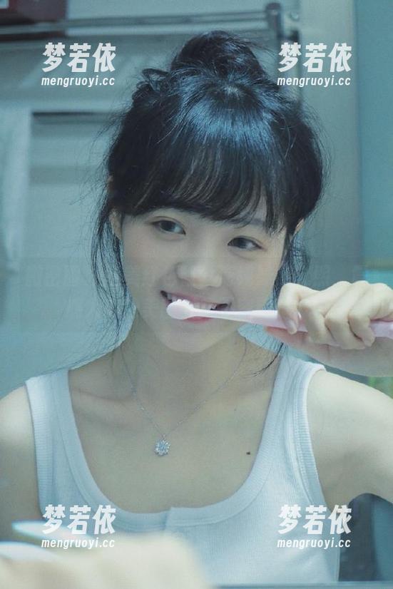 微密圈 - 绝美红色蕾丝清纯妹黎允熙，震撼人心的美图图集不容错过.txt-梦若依